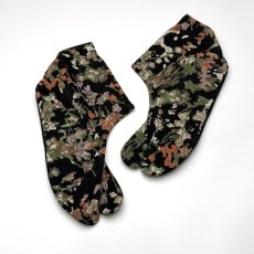画像3: あったか足袋「ヴィンテージフラワー」黒地に草花 (3)