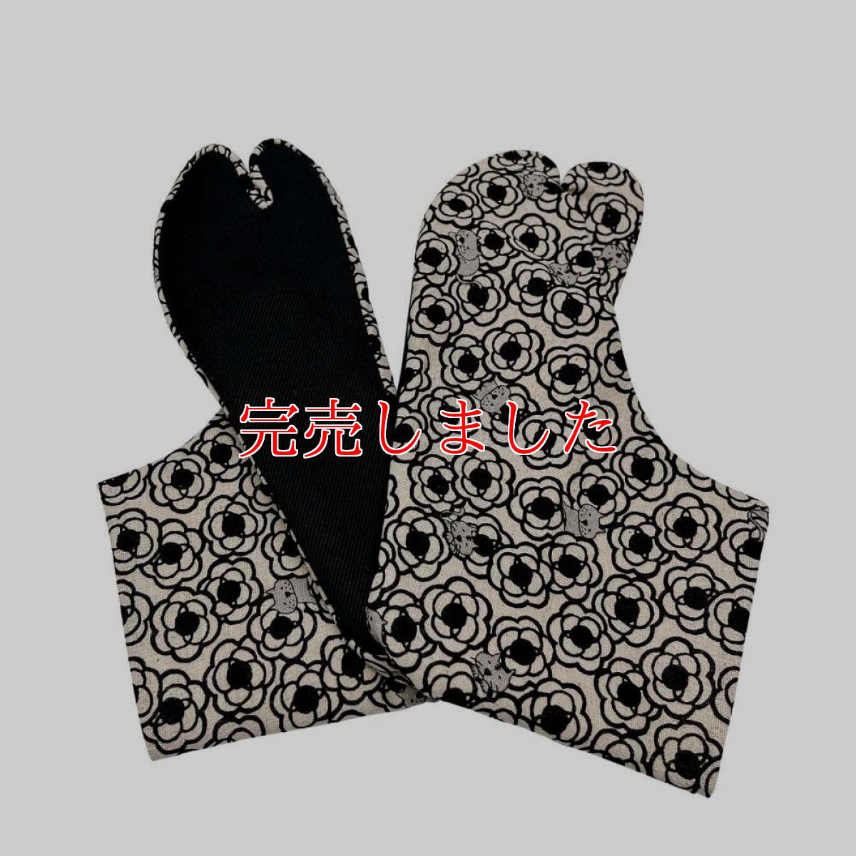 画像2: 通年履ける柄足袋「猫とマーガレット」 (2)