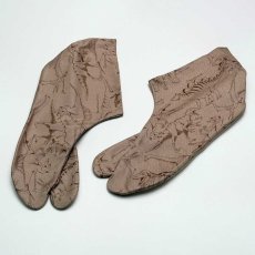画像3: 通年履ける柄足袋「恐竜時代」ベージュ (3)