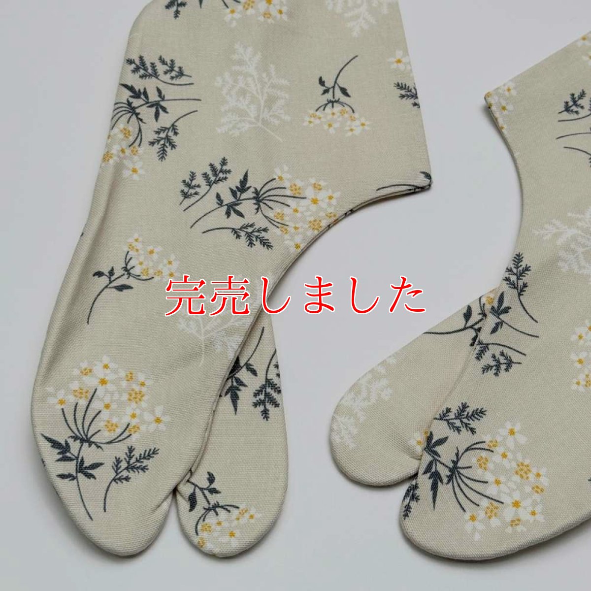 画像2: 通年履ける柄足袋「レースフラワー」アイボリー (2)