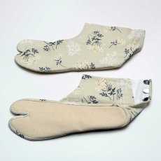 画像4: 通年履ける柄足袋「レースフラワー」アイボリー (4)