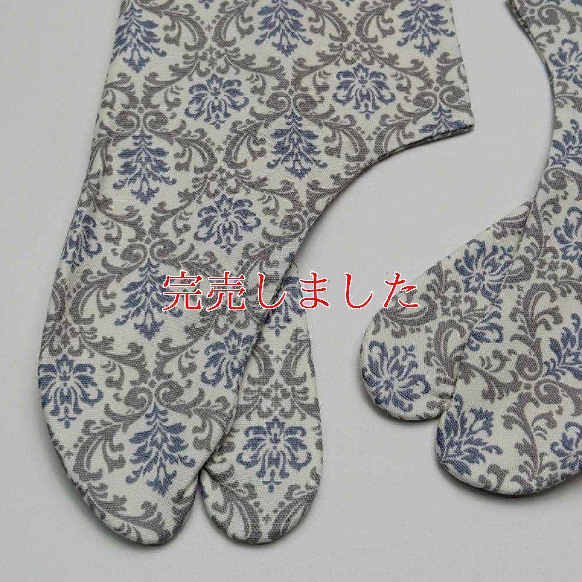 画像2: 通年履ける柄足袋「霧藍ダマスク」グレイ×藍 (2)