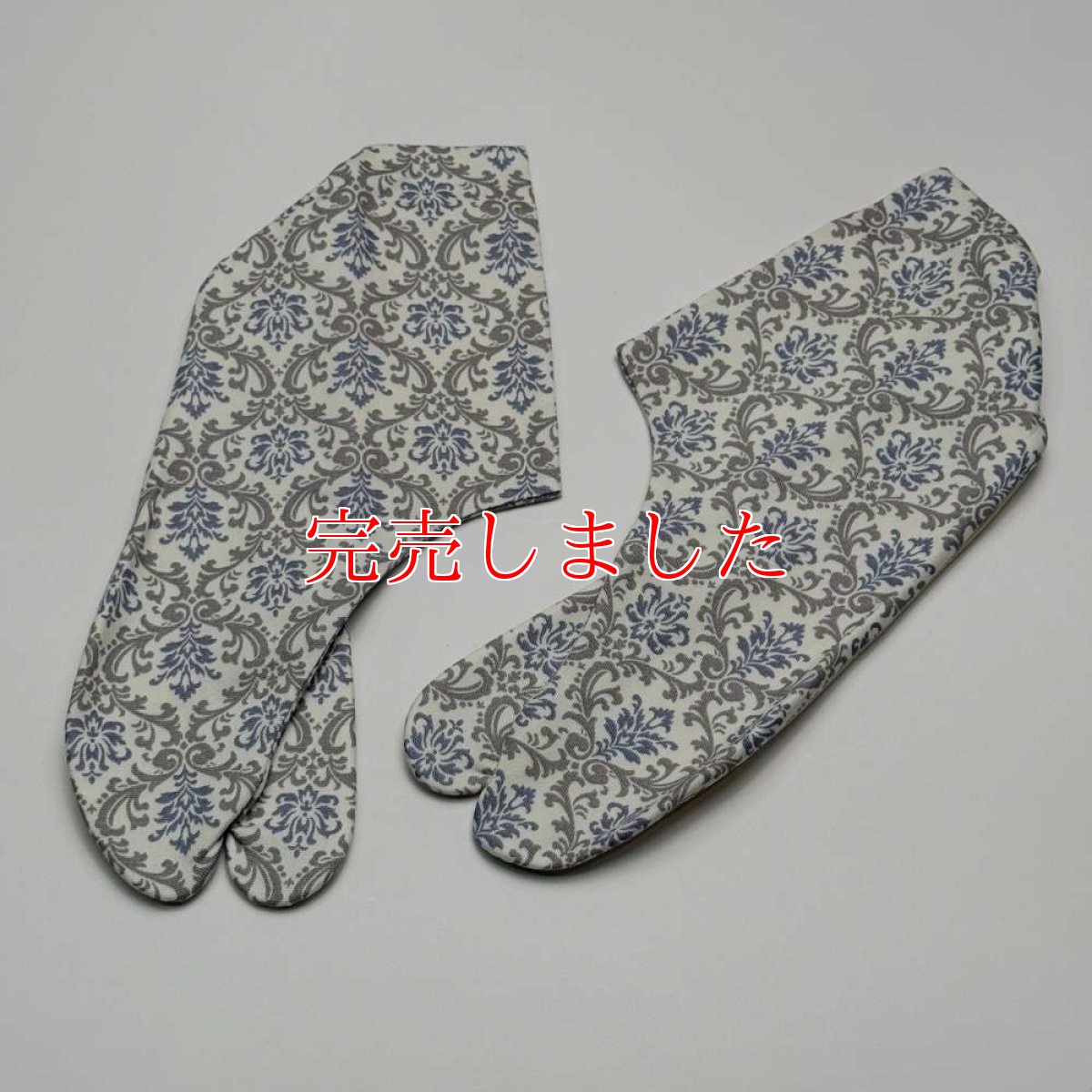 画像3: 通年履ける柄足袋「霧藍ダマスク」グレイ×藍 (3)
