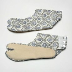 画像4: 通年履ける柄足袋「霧藍ダマスク」グレイ×藍 (4)