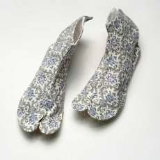 画像6: 通年履ける柄足袋「霧藍ダマスク」グレイ×藍 (6)