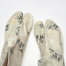 画像5: 通年履ける柄足袋「レースフラワー」アイボリー (5)