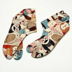 画像3: 通年履ける柄足袋「バードパレード」ベージュ (3)