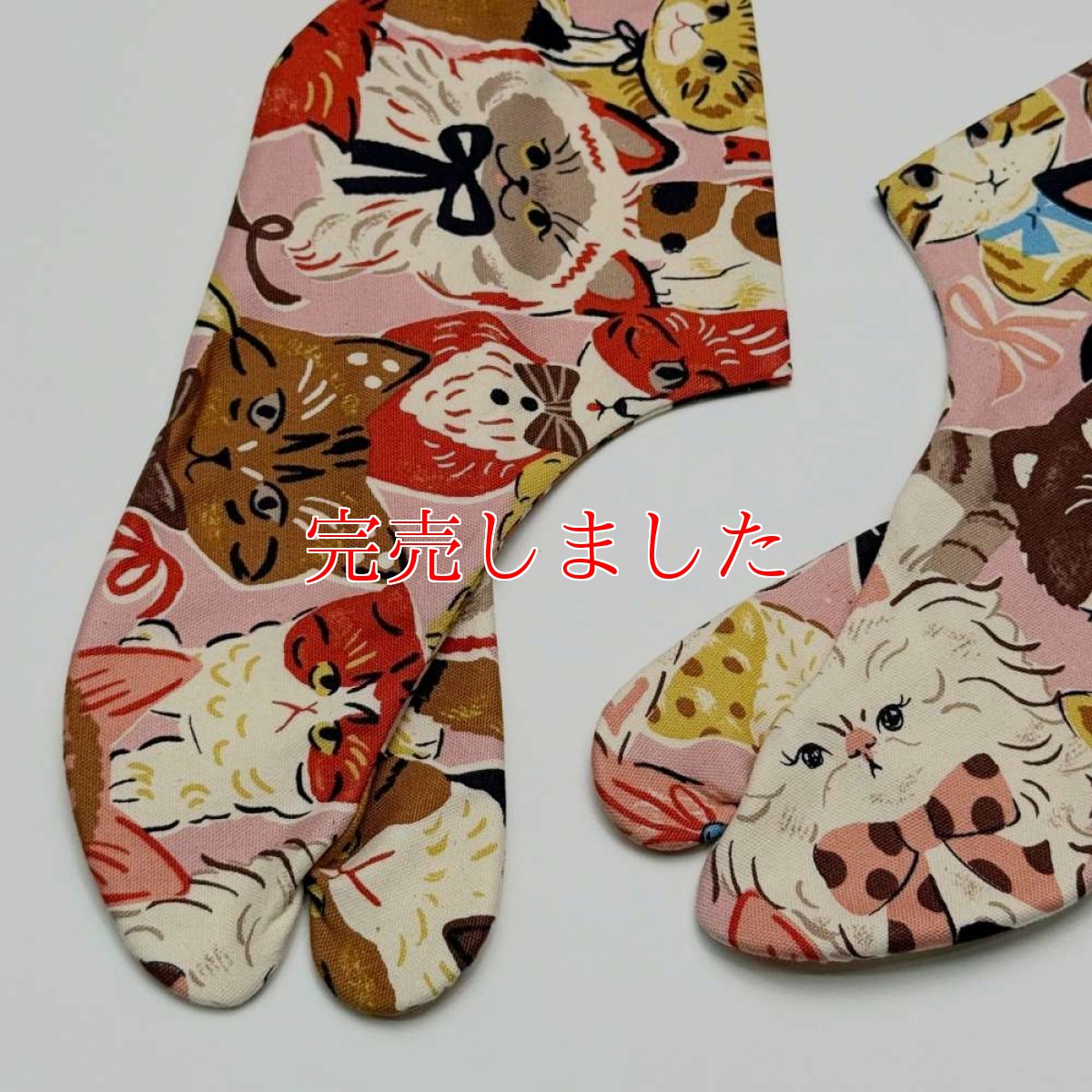 画像2: 通年履ける柄足袋「キャットパレード」ピンク (2)