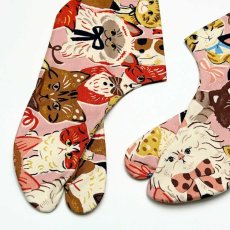 画像2: 通年履ける柄足袋「キャットパレード」ピンク (2)
