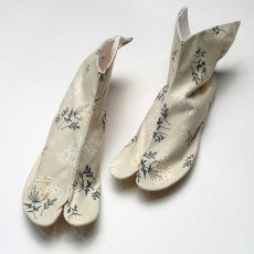 画像6: 通年履ける柄足袋「レースフラワー」アイボリー (6)
