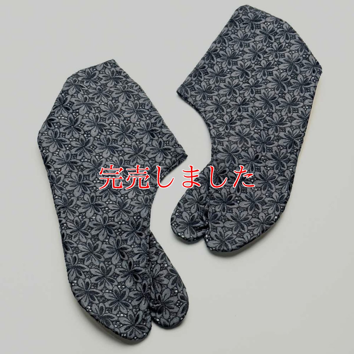 画像3: 通年履けるレース足袋「葉っぱのレース」墨黒 (3)
