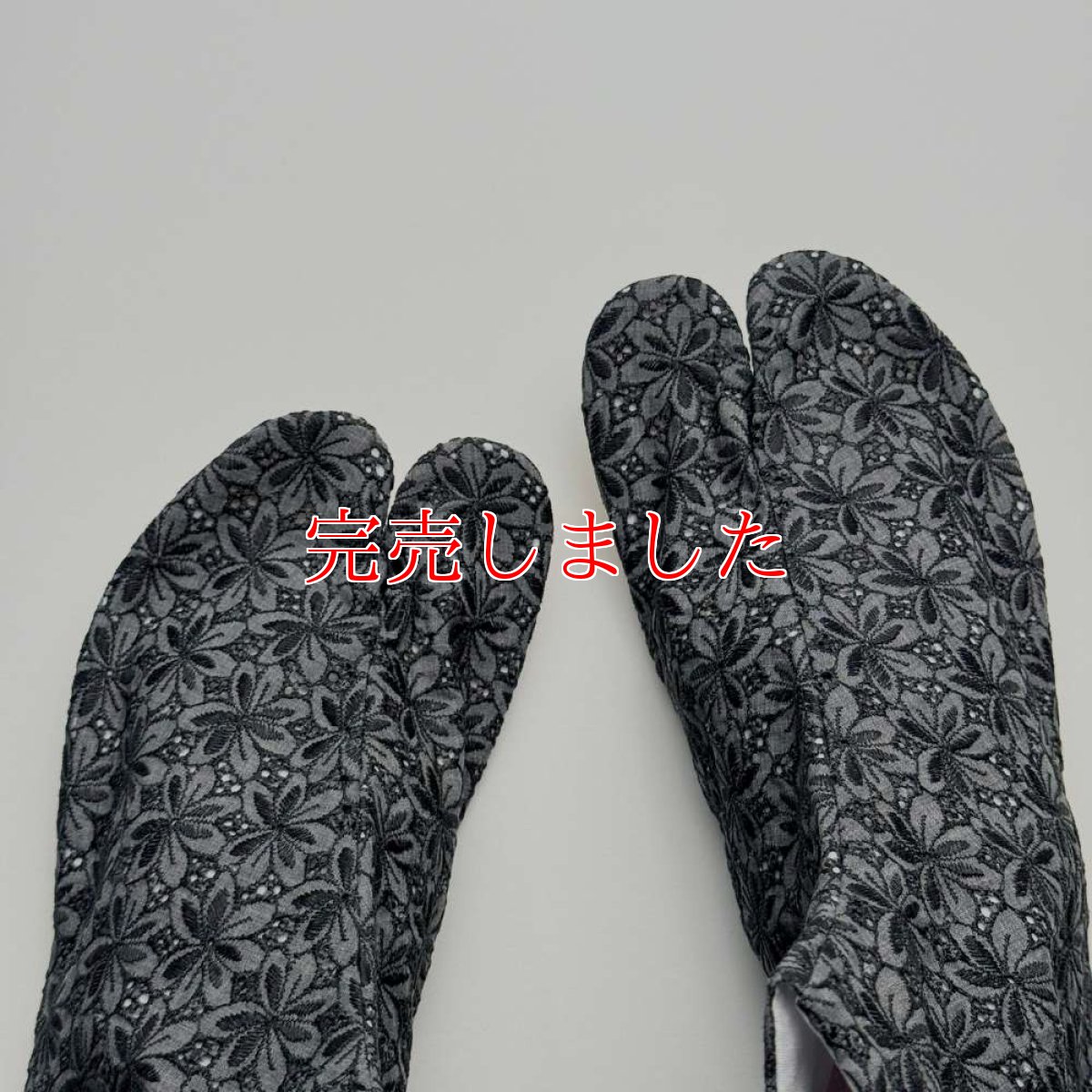 画像5: 通年履けるレース足袋「葉っぱのレース」墨黒 (5)