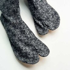 画像6: 通年履けるレース足袋「葉っぱのレース」墨黒 (6)