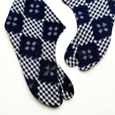 画像2: 【久留米絣】野村織物さんの柄足袋《花菱格子》｜日本製・木綿着物に合う柄足袋 (2)