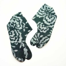 画像3: 【久留米絣】野村織物さんの柄足袋《コットンフラワー》八女茶グリーン｜日本製・木綿着物に合う柄足袋 (3)