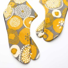 画像2: あったか足袋「ビッグフラワー」イエロー×グレイ (2)