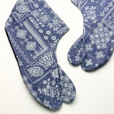 画像2: あったか足袋「ペイズリー」スモークブルー (2)