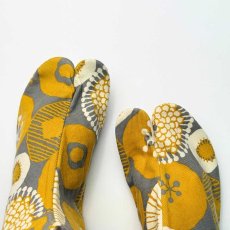 画像6: あったか足袋「ビッグフラワー」イエロー×グレイ (6)