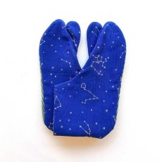 画像3: あったかくてふわっとした履き心地の柄足袋「冬の星座」青 (3)