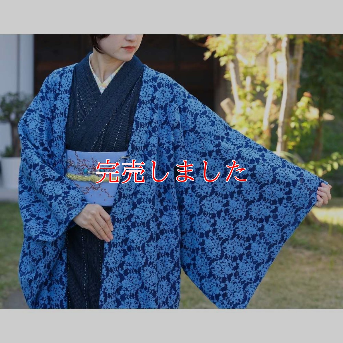 画像2: すっきりと軽い洗えるレースの単衣羽織「瑠璃の花」 (2)