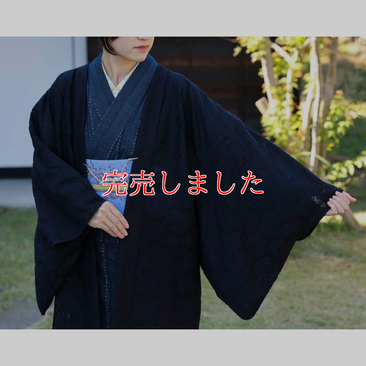 画像2: すっきりと軽い洗えるレースの単衣羽織「漆黒の花」 (2)