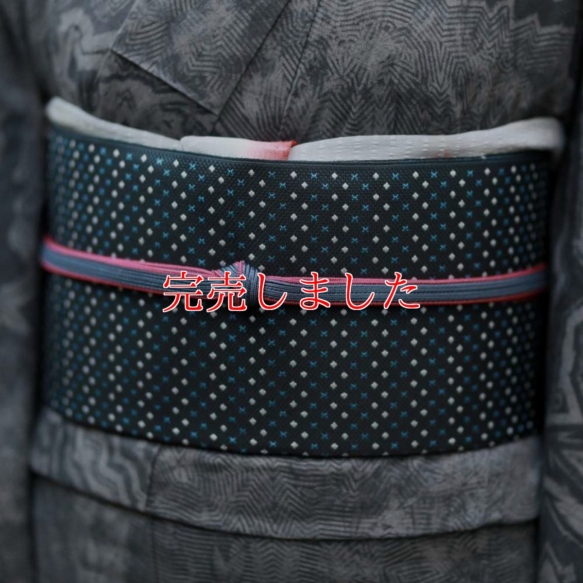 画像5: 【藤井絞】通年使える2WAY帯揚げ「花結」チャコール×レッド｜リボン絞り・絹100％｜コレカラキモノ企画室 (5)