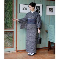 画像3: 洗える綿麻着物「地層」墨黒｜板締め絞り｜コレカラキモノ企画室 (3)