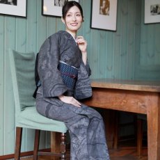 画像4: 洗える綿麻着物「地層」墨黒｜板締め絞り｜コレカラキモノ企画室 (4)