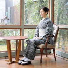 画像2: 洗える綿麻着物「地層」アイスグレー｜板締め絞り｜コレカラキモノ企画室 (2)