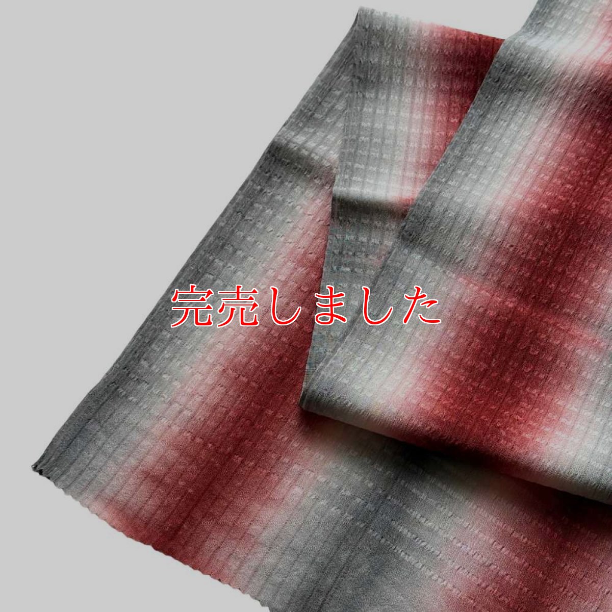 画像2: 【藤井絞】通年使える2WAY帯揚げ「花結」チャコール×レッド｜リボン絞り・絹100％｜コレカラキモノ企画室 (2)