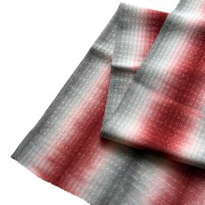 画像2: 【藤井絞】通年使える2WAY帯揚げ「花結」チャコール×レッド｜リボン絞り・絹100％｜コレカラキモノ企画室 (2)