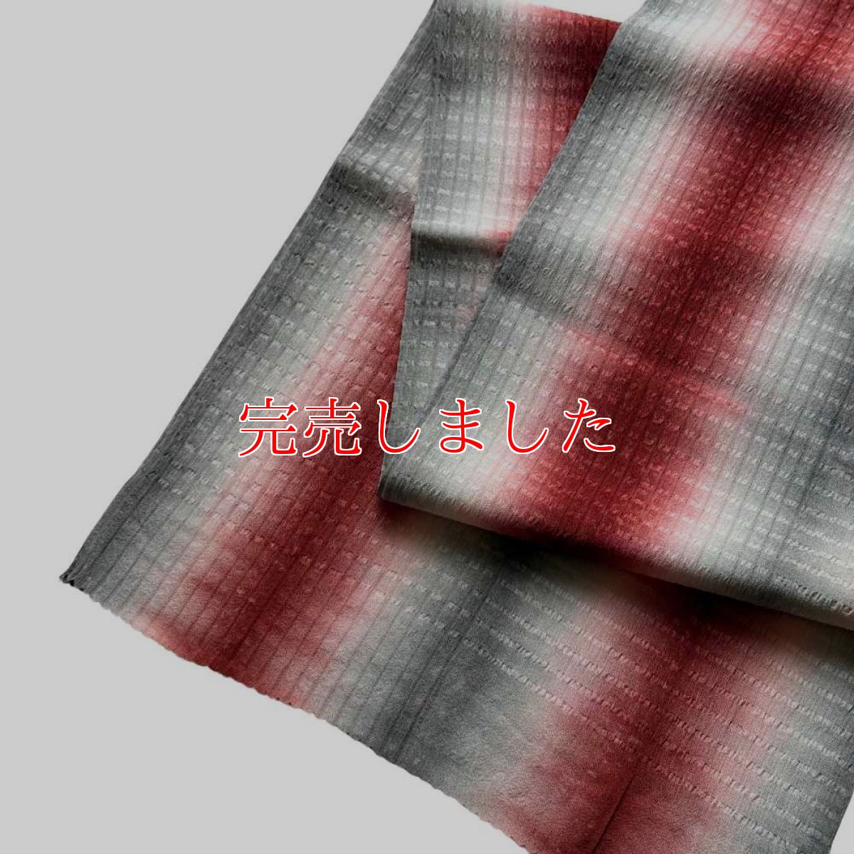 画像1: 【藤井絞】通年使える2WAY帯揚げ「花結」チャコール×レッド｜リボン絞り・絹100％｜コレカラキモノ企画室 (1)