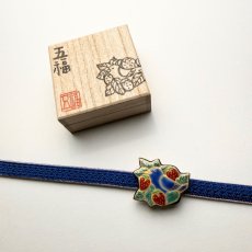 画像12: 五福さんの帯留め「苺泥棒」｜清水焼 (12)