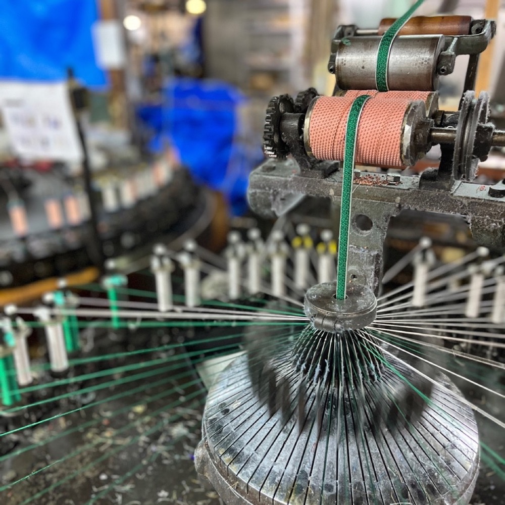 色糸が組み上がる日々紐の製作工程