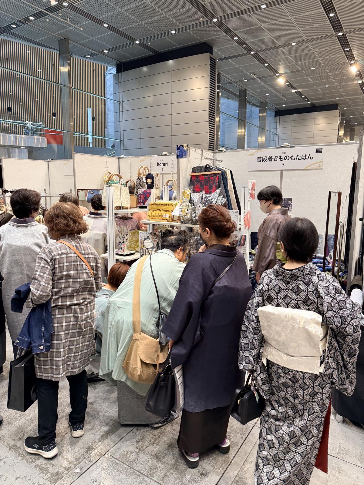 過去の出展風景:お客様でにぎわうブース