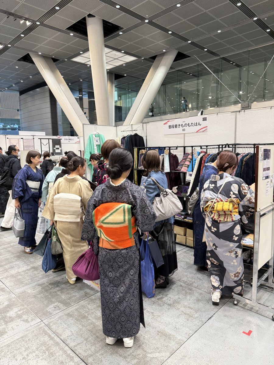 きものサローネ2026のもたはんブースで商品をご覧になる皆さん