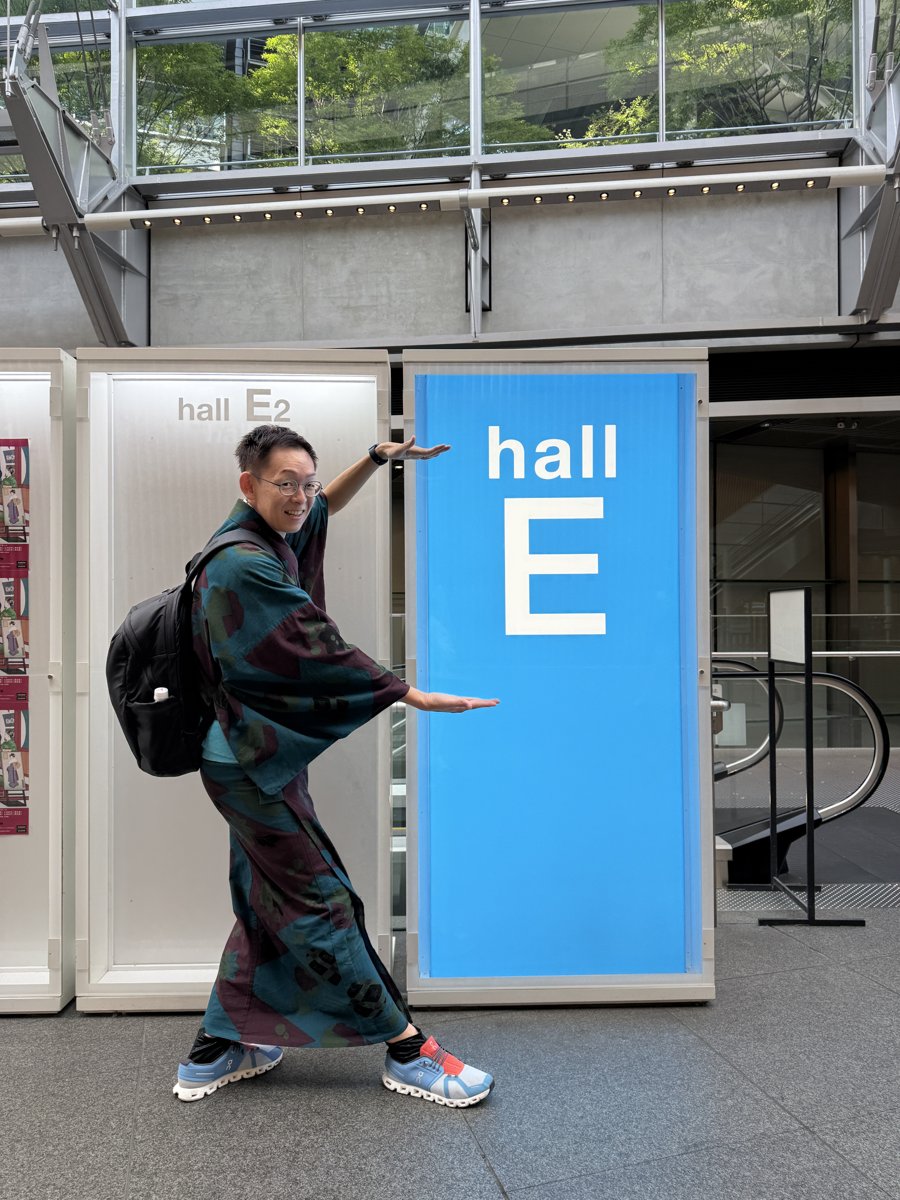 東京国際フォーラムのホールE入口でポーズをとるもたはん