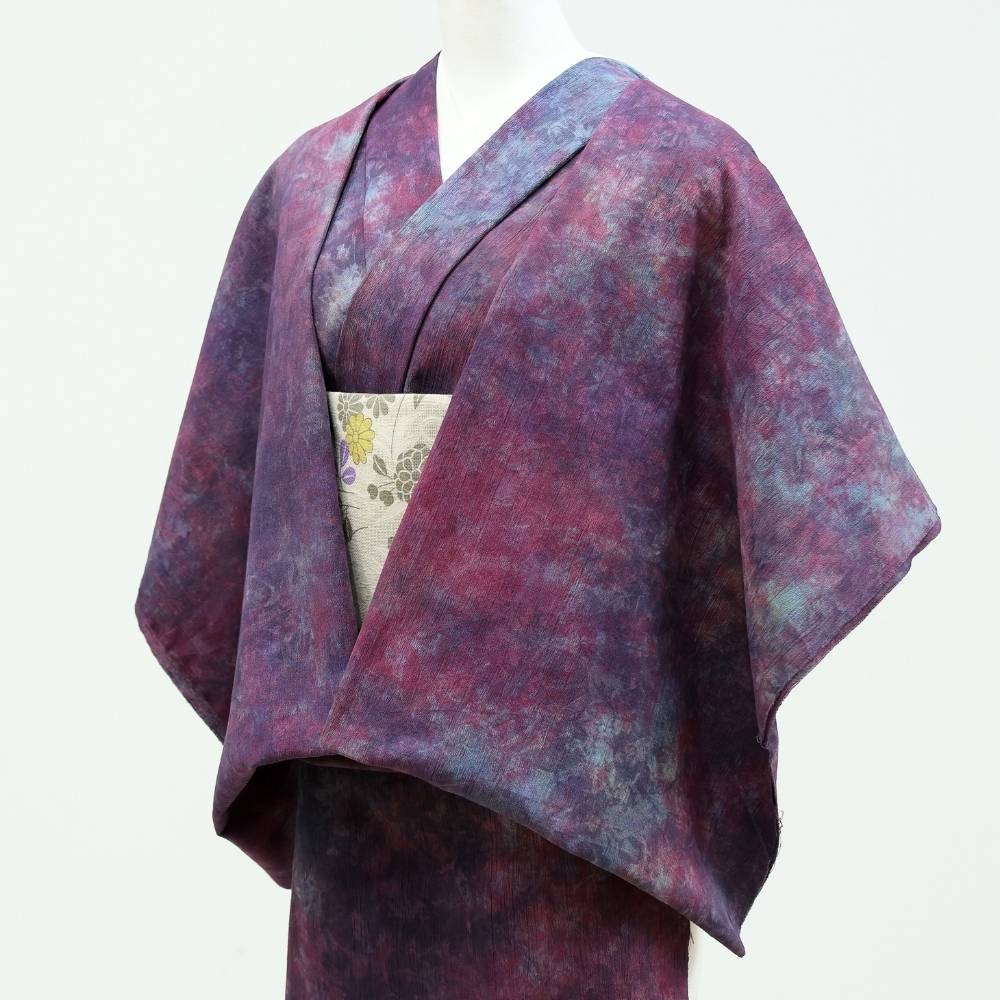 赤紫と淡い青が重なる彩睡蓮 宵紫の池のムラ染め生地