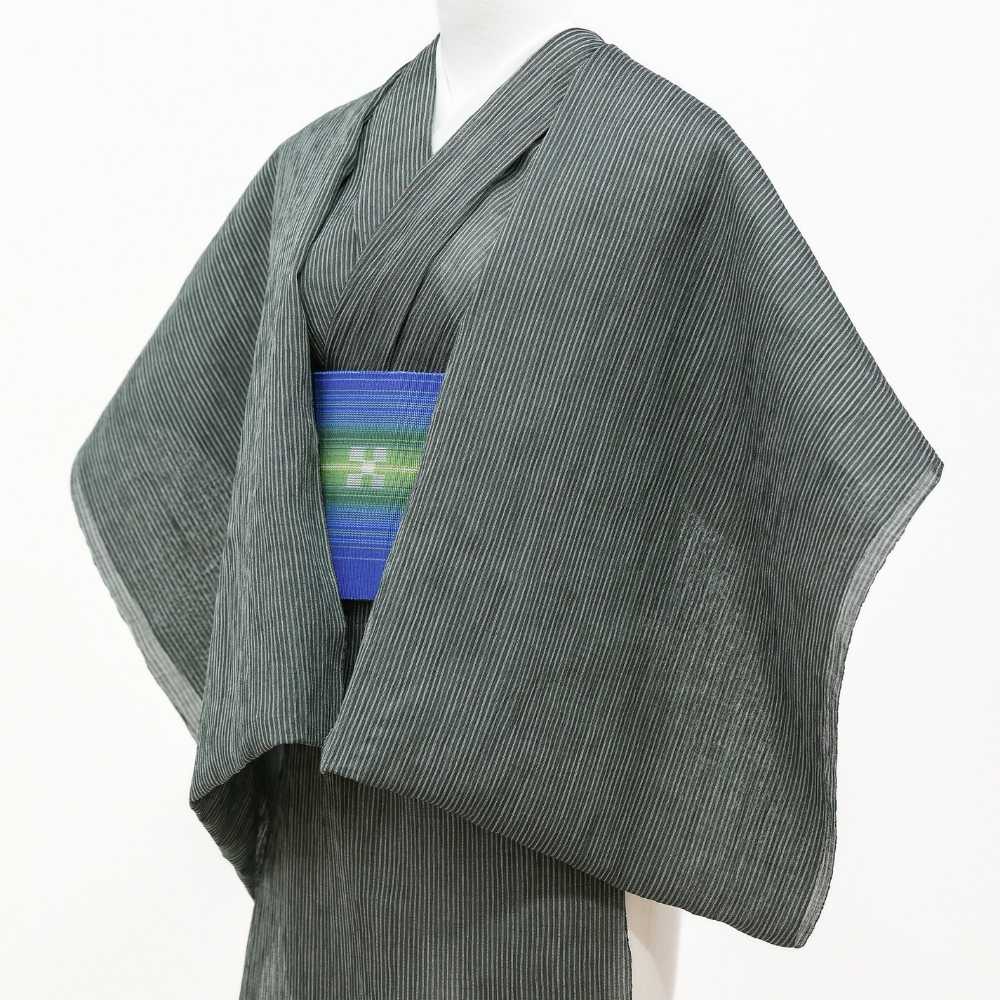 杉山織物 小千谷縮 細縞 深緑の斜め着用イメージ